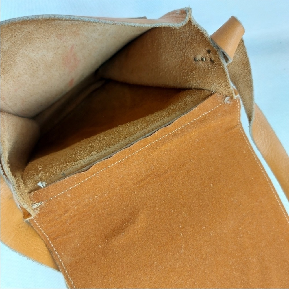 Vintage Tan Leather Crossbody Bag with Flap Closure - Picture 9 of 13